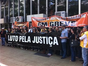 Servidores do judiciário federal fazem manifestação em Maringá